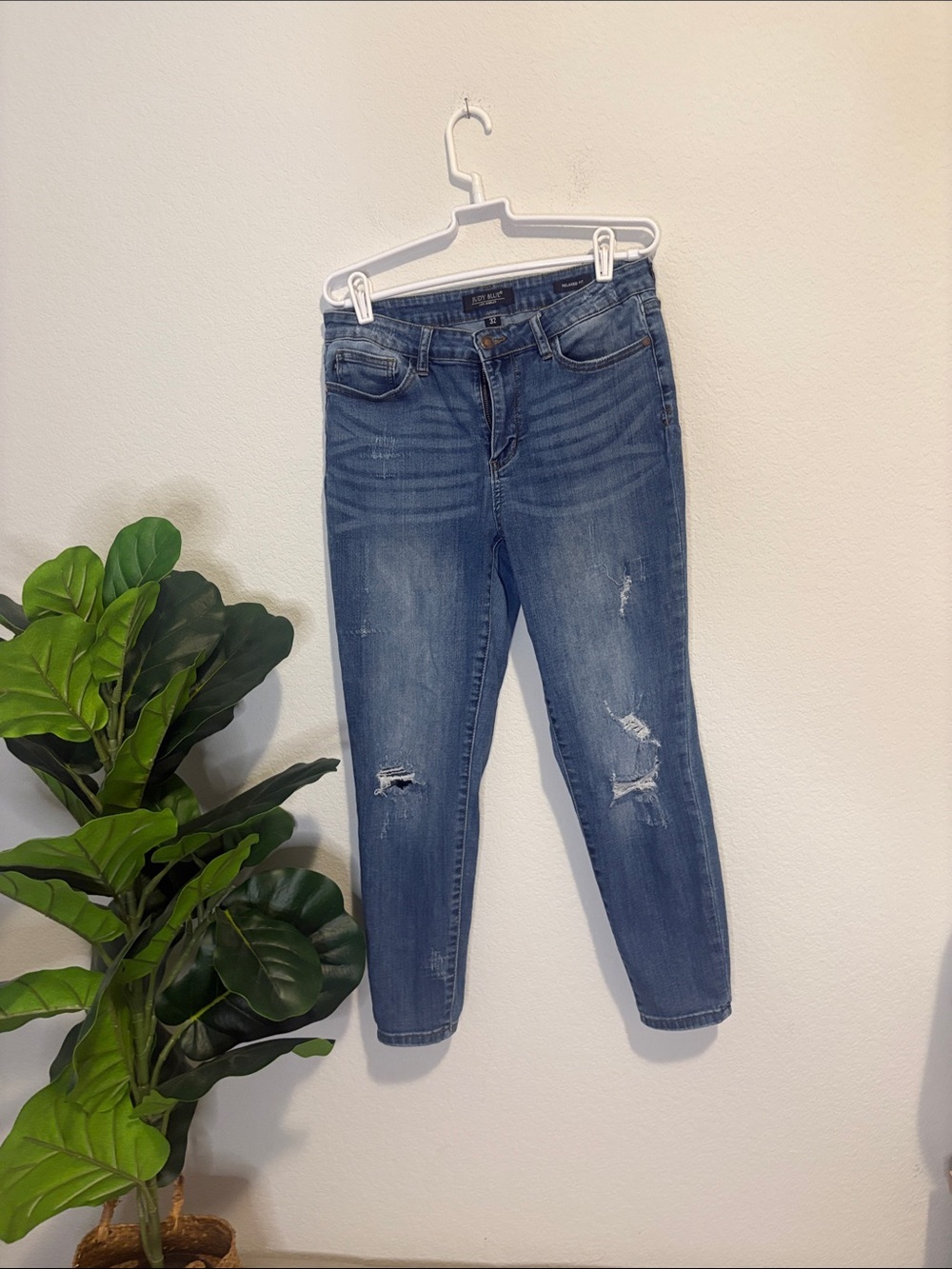Judy Blue 32 relaxed fit Ankle Cropped Distressed Jeans - Blue